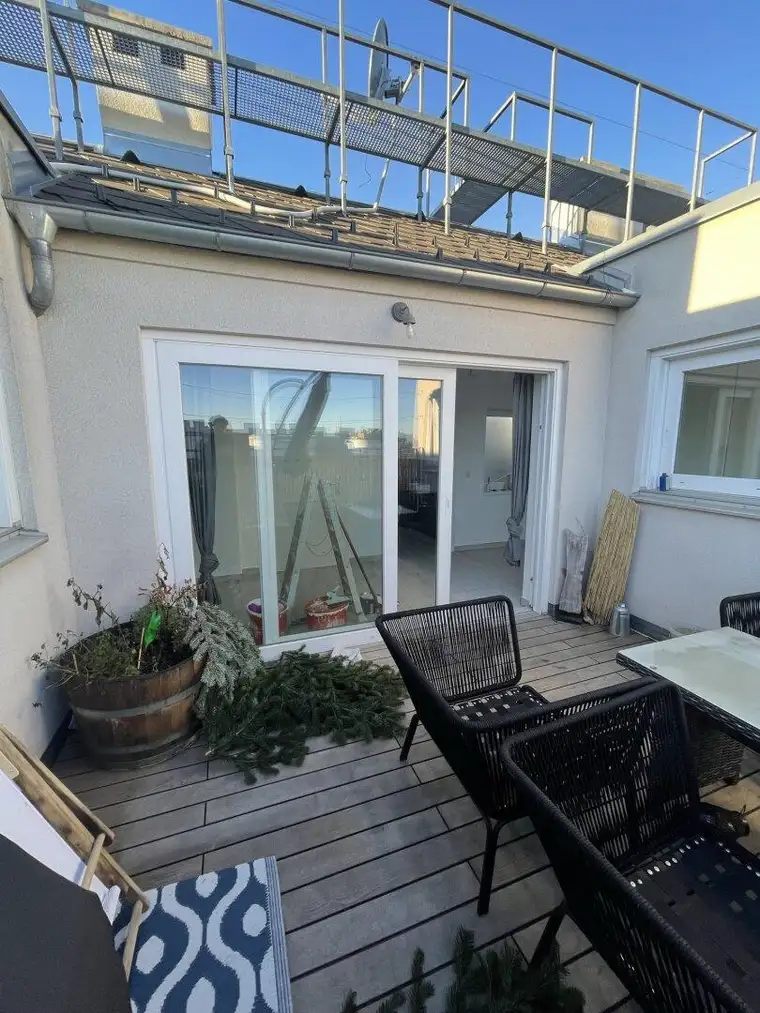 Traumhafte Dachgeschosswohnung mit großer Terrasse &amp; Klimaanlage!