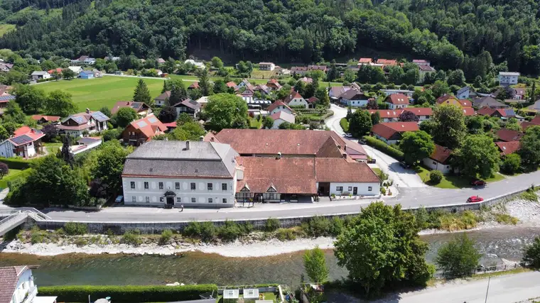 Historischer Vierkanthof mit einem Gastrolokal, Apartments, Mietwohnungen und großem Entwicklungspotential