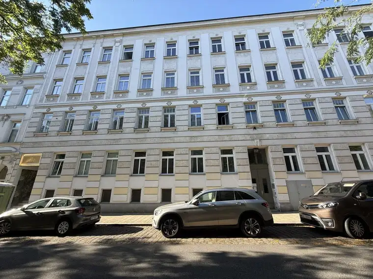Sanierungsbedürftige 4 Zimmerwohnung 400 Meter vom Bahnhof Hernals entfernt (zukünftige U5 Station)