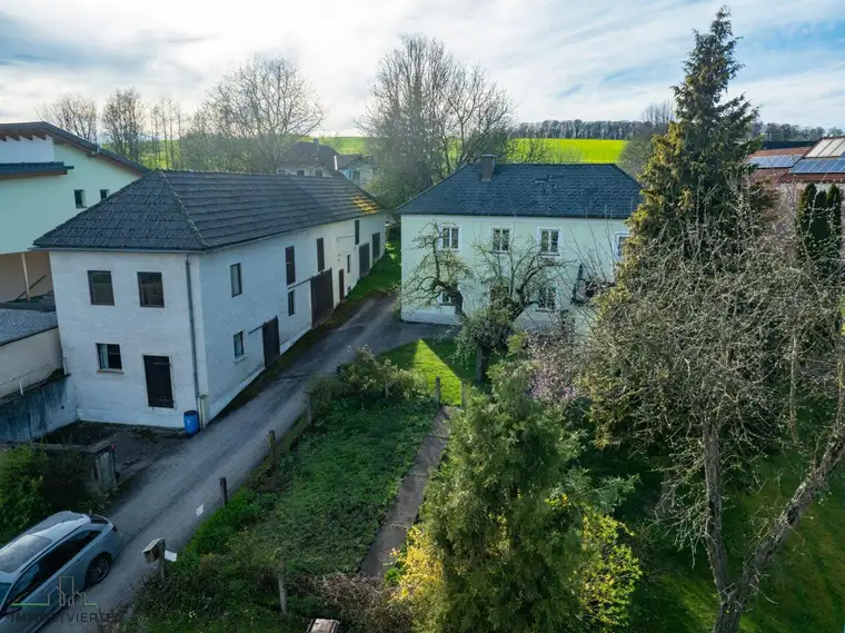 Haus in ländlicher Lage mit großem Nebengebäude!