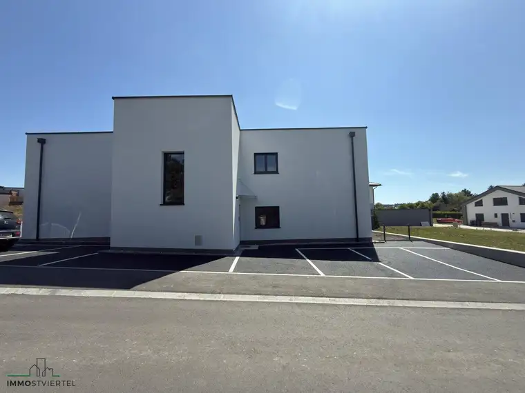 Große Neubaumietwohnung mit neuer Küche und Loggia!