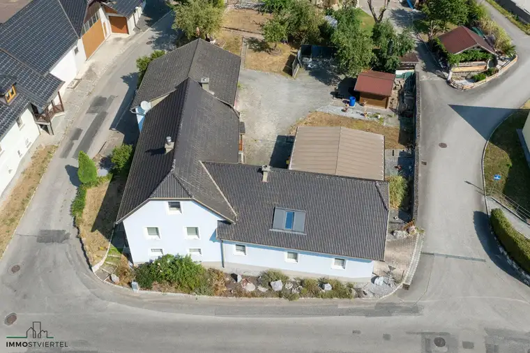 Teilsaniertes Landhaus mit viel Platz!