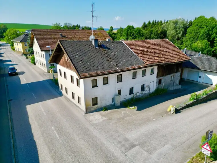 Bastlerhit in Pattigham! Sanierungsbedürftiges Haus mit großer Garage/Werkstatt