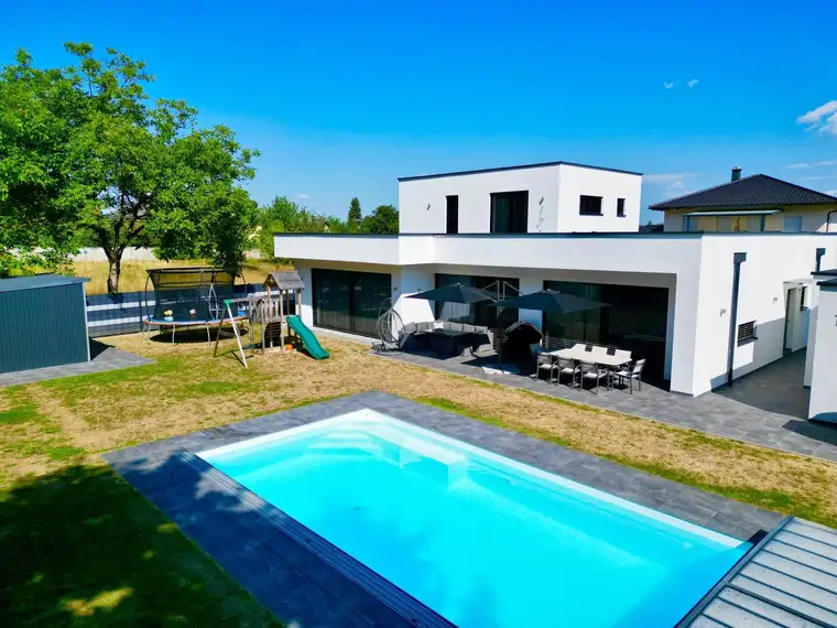 Moderne Traumimmobilie mit Pool, PV-Anlage &amp; Top-Ausstattung