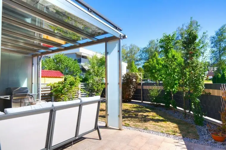 Exklusives Eckreihenhaus in Traumlage: Modernes Niedrigenergiehaus mit Pool &amp; Garten