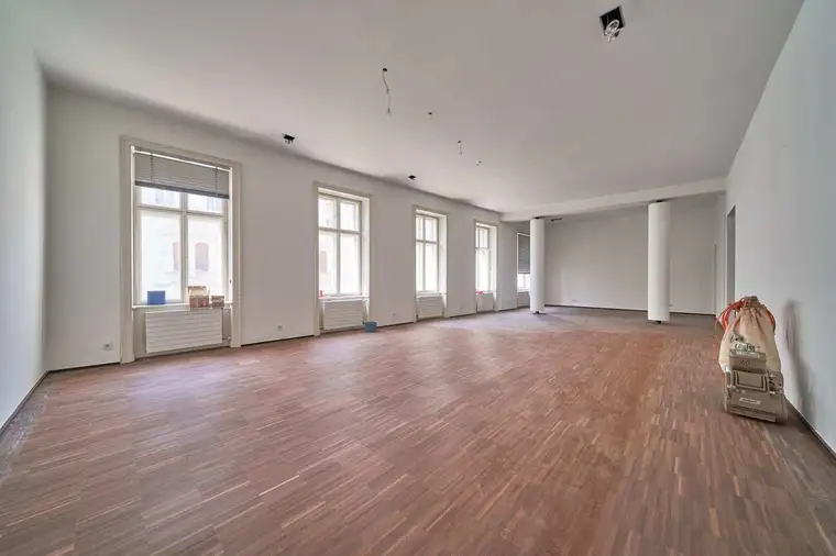 Repräsentatives Büro - Altbau- in Bestlage der Innenstadt – 278 m² - 7 Zimmer, im 3. Stock mit Lift