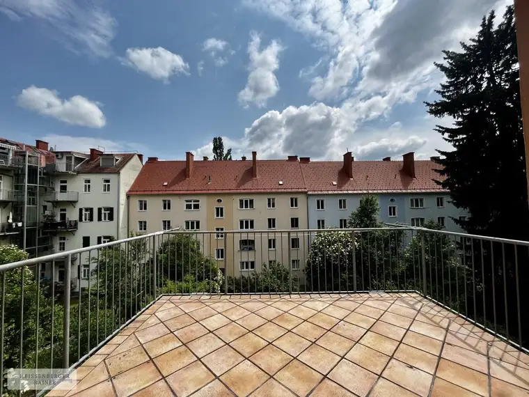SCHÖNE ALTBAUWOHNUNG - großzügiger Südbalkon!