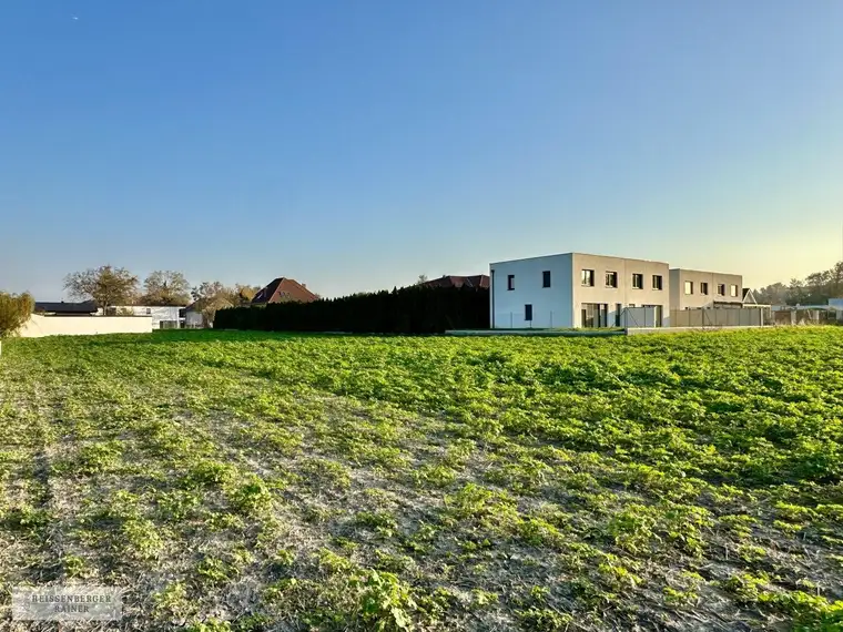 ABENDSONNE, PRIVATSTRASSE, IDEALE GRÖSSE UND BEBAUBARKEIT /// tolles Baugrundstück mit perfekter Infrastruktur nahe Schlosspark