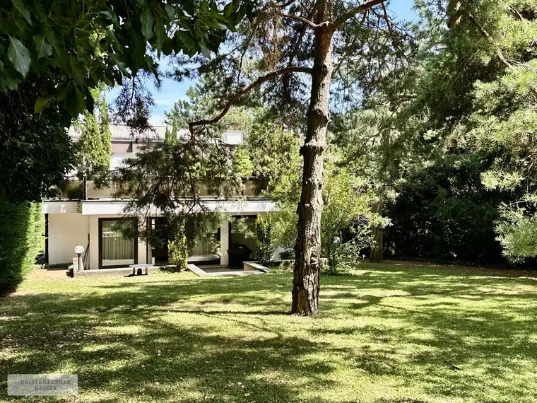 REPRÄSENTATIV, SEHR PRIVAT, VOLLMÖBLIERT /// NEUBAUVILLA MIT GROSSEM GARTEN IN DORNBACH