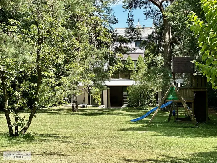 REPRÄSENTATIV, SEHR PRIVAT, VOLLMÖBLIERT /// NEUBAUVILLA MIT GROSSEM GARTEN IN DORNBACH