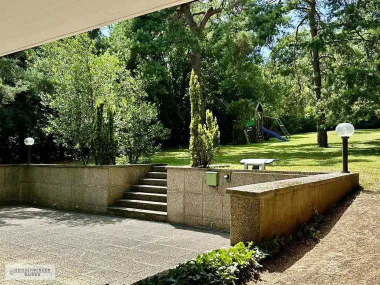 REPRÄSENTATIV, SEHR PRIVAT, VOLLMÖBLIERT /// NEUBAUVILLA MIT GROSSEM GARTEN IN DORNBACH