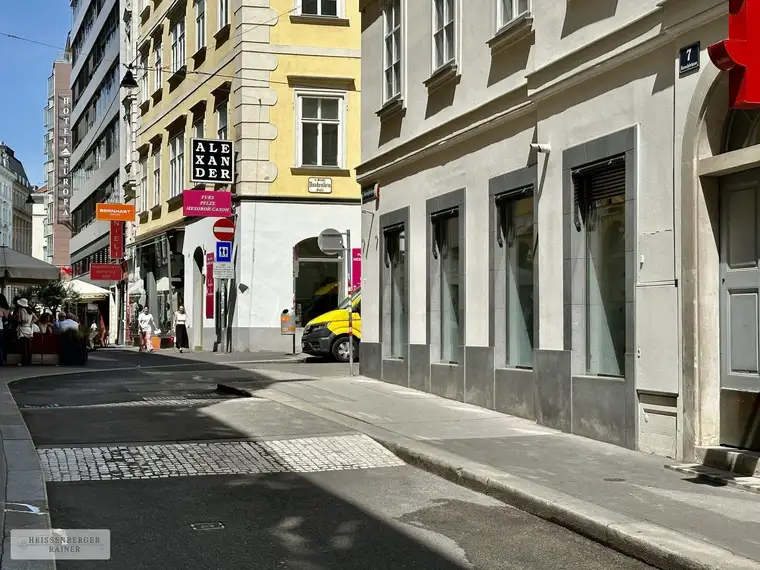 ECKLOKAL /// GROSSE FENSTER /// GESCHÄFTSLOKAL BEI DER KÄRNTNER STRASSE, KAUFHAUS STEFFL