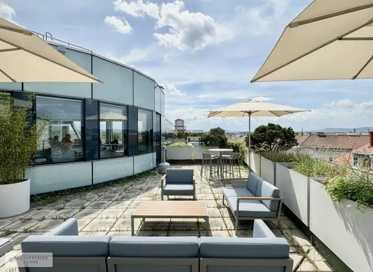 ARBEITEN MIT FERNBLICK /// MODERNES, FLEXIBLES BÜRO MIT GROSSER TERRASSE