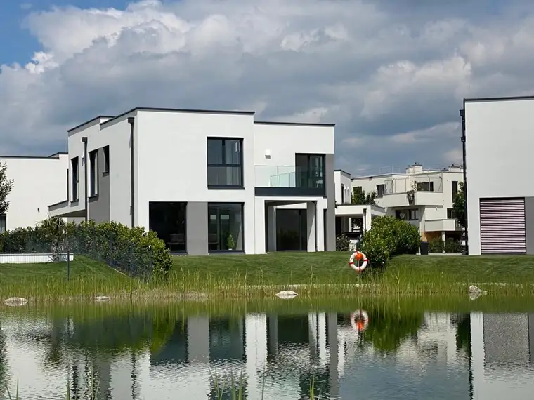 Architektenvilla am Wasser - hochwertiger Erstbezug