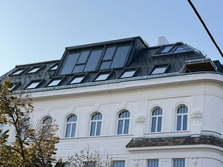 4-Zimmer-Dachgeschosswohnung (Massivbauweise) mit Terrassen in generalsaniertem Altbau