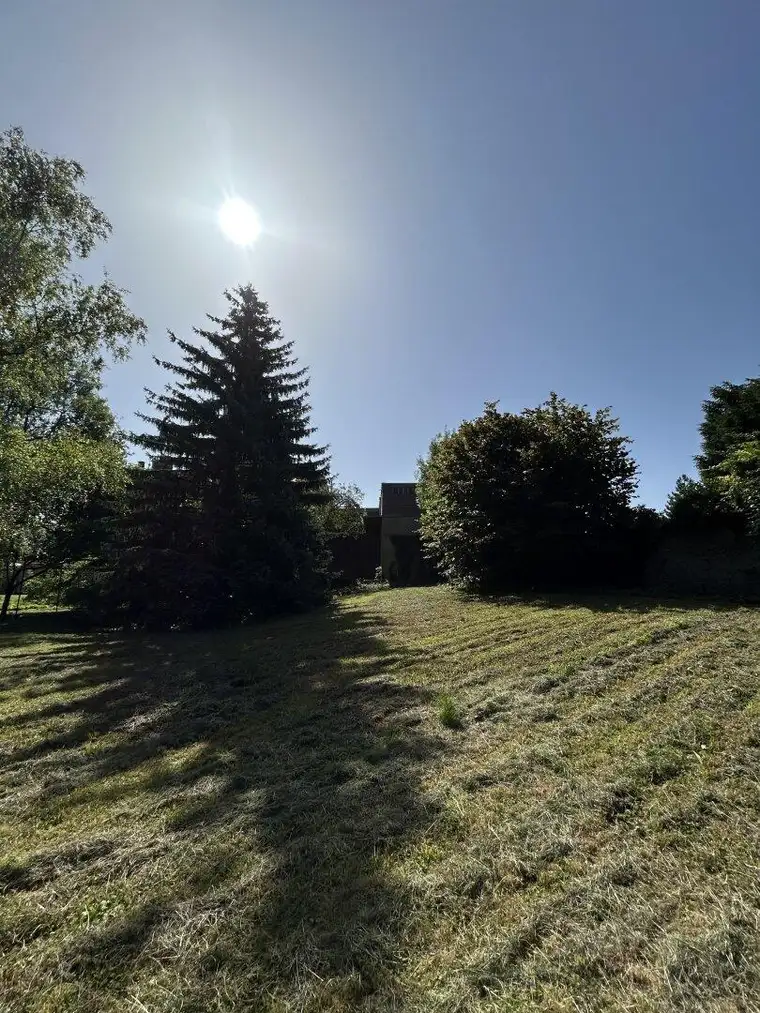 Drei bebaubare Grundstücke + Villa mit Garten in Perchtoldsdorf – einzeln oder gemeinsam erwerbbar.