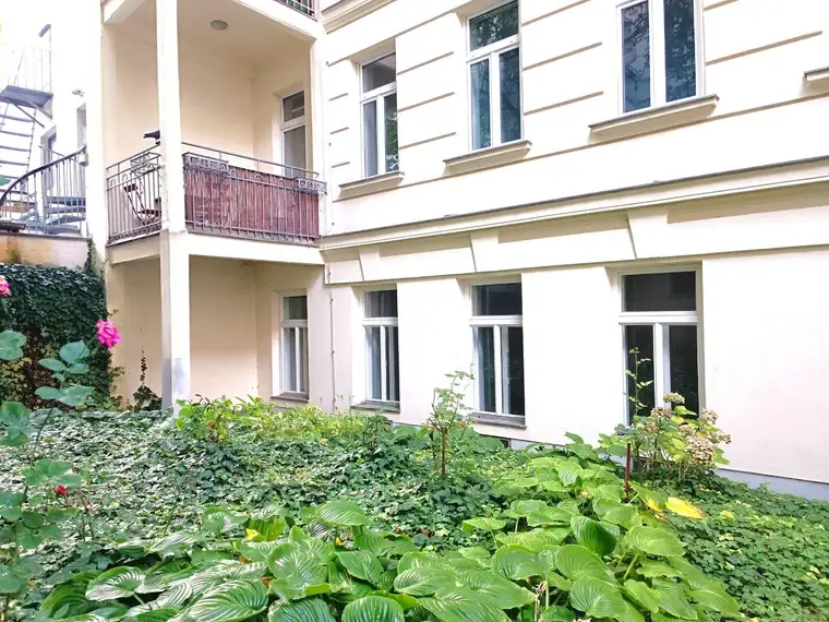 3-Zimmer mit Veranda und Grünblick in ruhiger Innenhoflage! Sanierungsbedürftig!