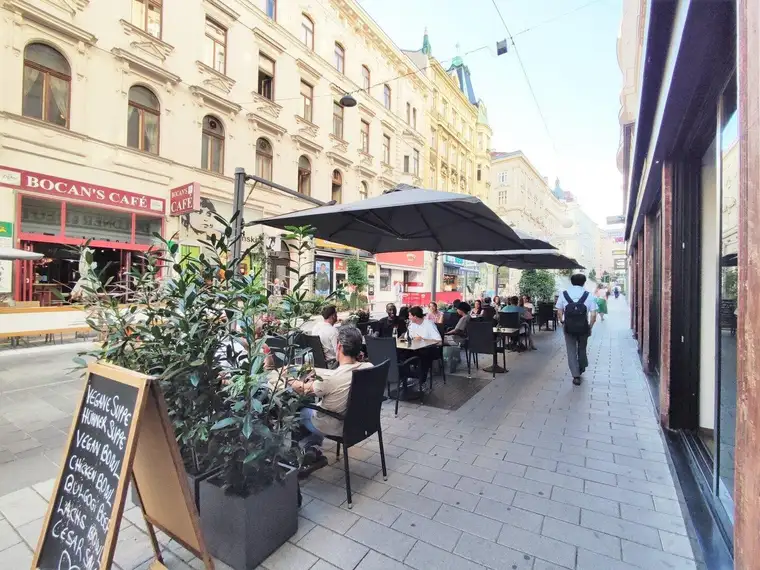 LAGER in der Neubaugasse - Zugang über Treppen in den Keller