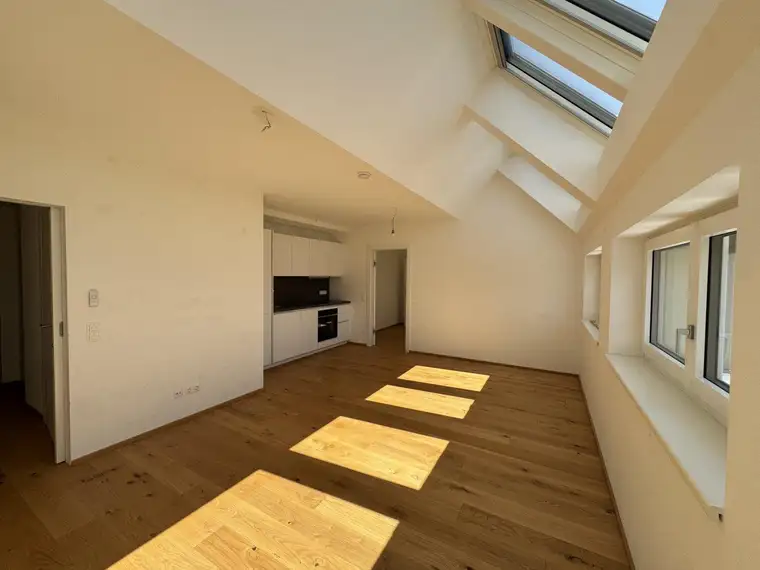 NEUES ZUHAUSE IM DACHGESCHOSS: Nähe Sobieskiplatz und MedUni!