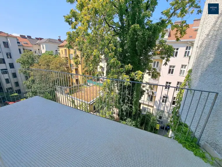 Charmante Altbauwohnung mit 4 Zimmer und Balkon in der Innenstadt