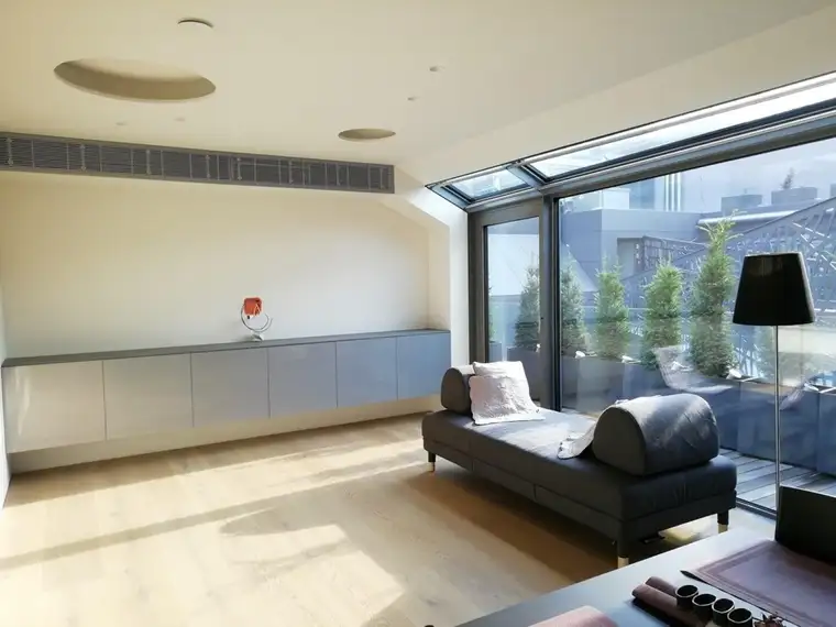 Luxuriöse DG Wohnung mit kleiner Terrasse