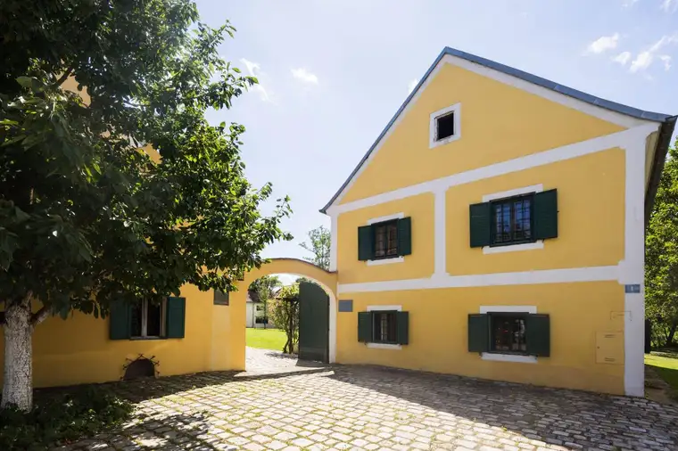 Historische Mühle inmitten von Wiesen und Feldern, nur unweit von Wien