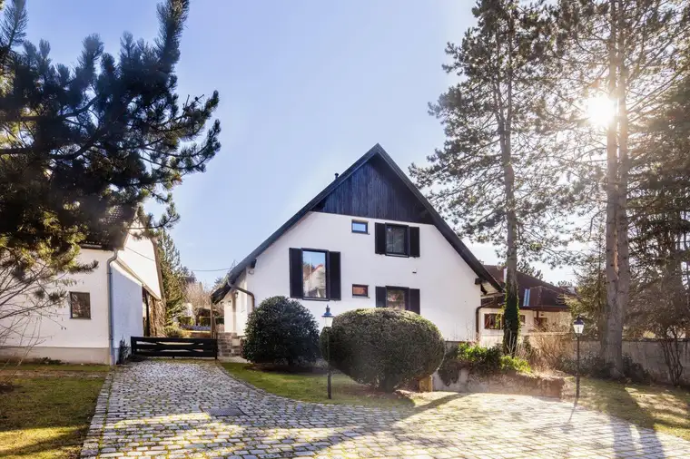Generalsaniertes Einfamilienhaus in herrlicher Gartenlandschaft mit Pool