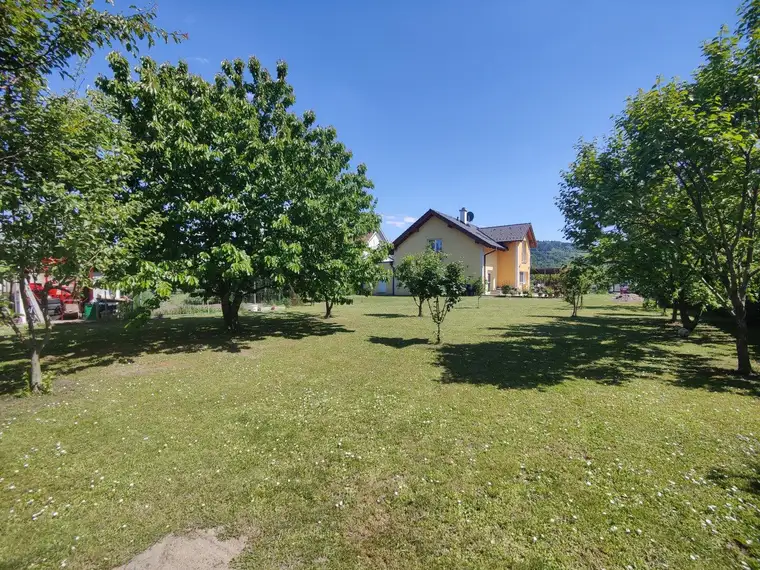 Großzügiges Einfamilienhaus mit Traumgarten und Baupotenzial – 1.300 m² Grundstück