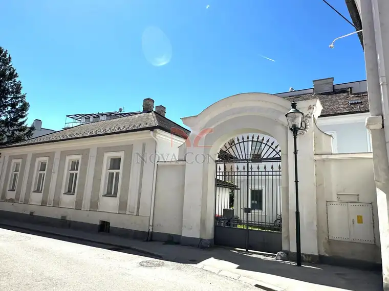 Sanierungsbedürftiger Altbau im Zentrum – Mehrfamilienhaus mit Potenzial