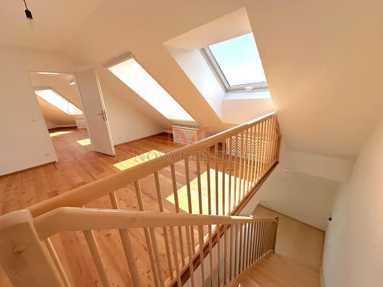 Moderne Dachgeschossmaisonette mit Ausblick