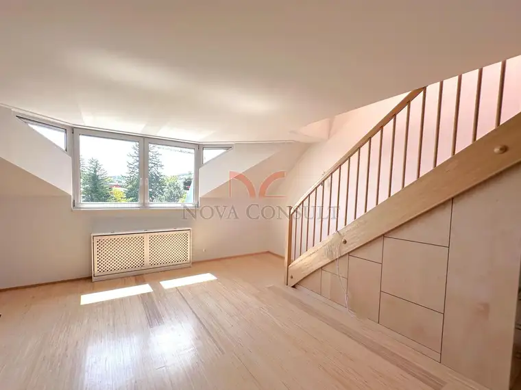 Moderne Dachgeschossmaisonette mit Ausblick