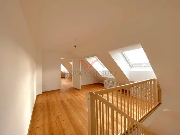 Moderne Dachgeschossmaisonette mit Ausblick