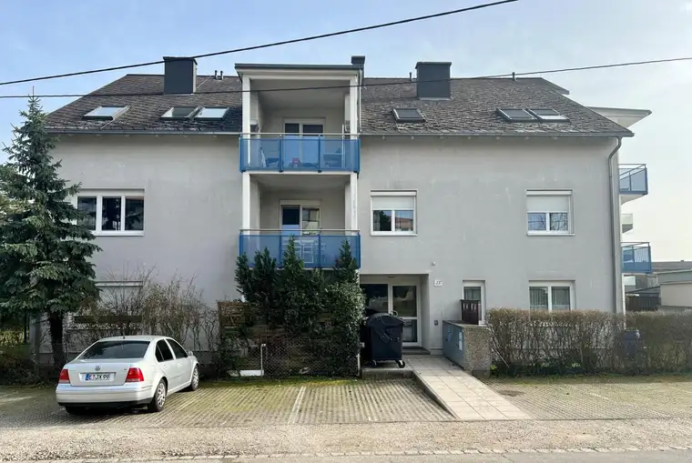 2-Zimmer-Dachgeschoss-Wohnung mit Balkon und Parkplatz zu verkaufen