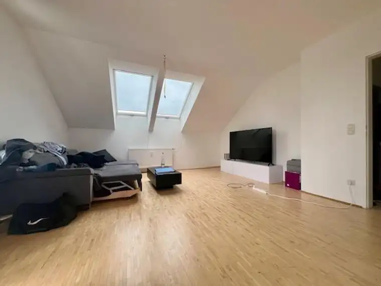 Schöne 2-Zimmer-Dachgeschoss-Wohnung mit Balkon und Parkplatz