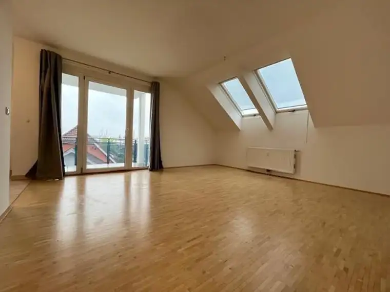 Schöne 2-Zimmer-Dachgeschoss-Wohnung mit Balkon und Parkplatz
