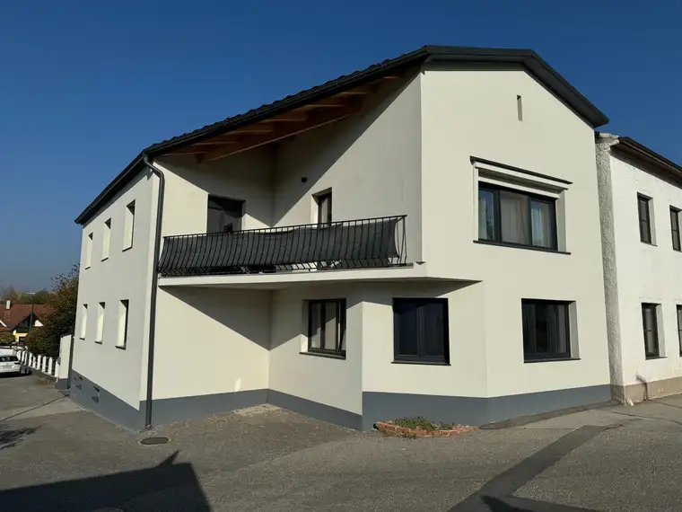 Weinblick &amp; Wohnkomfort – Zweifamilienhaus im Kremstal