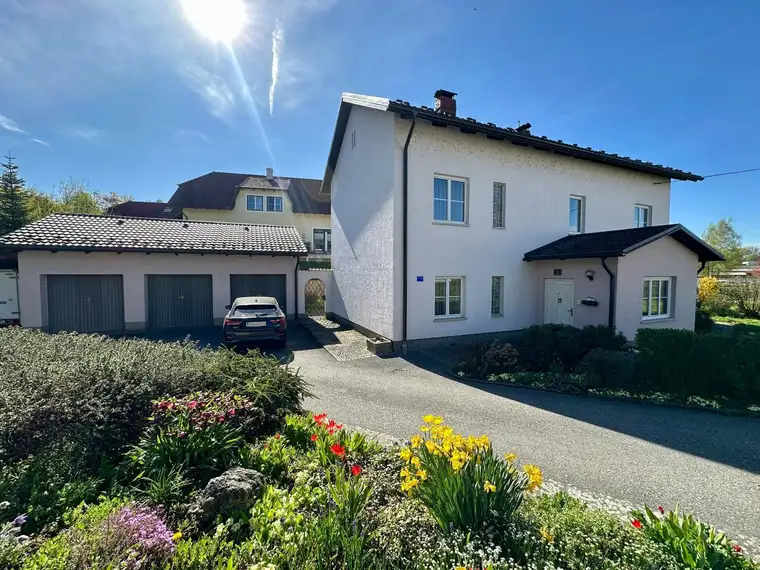 Familiensitz mit viel Platz: Wohnhaus mit großem Grundstück in Mauthausen