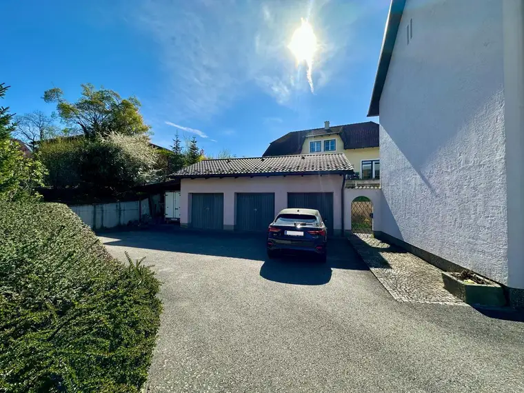 Familiensitz mit viel Platz: Wohnhaus mit großem Grundstück in Mauthausen