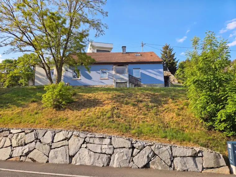 Sonnige Lage, viel Grund und Raum für eigene Ideen – Haus mit Entwicklungspotenzial in Schwertberg