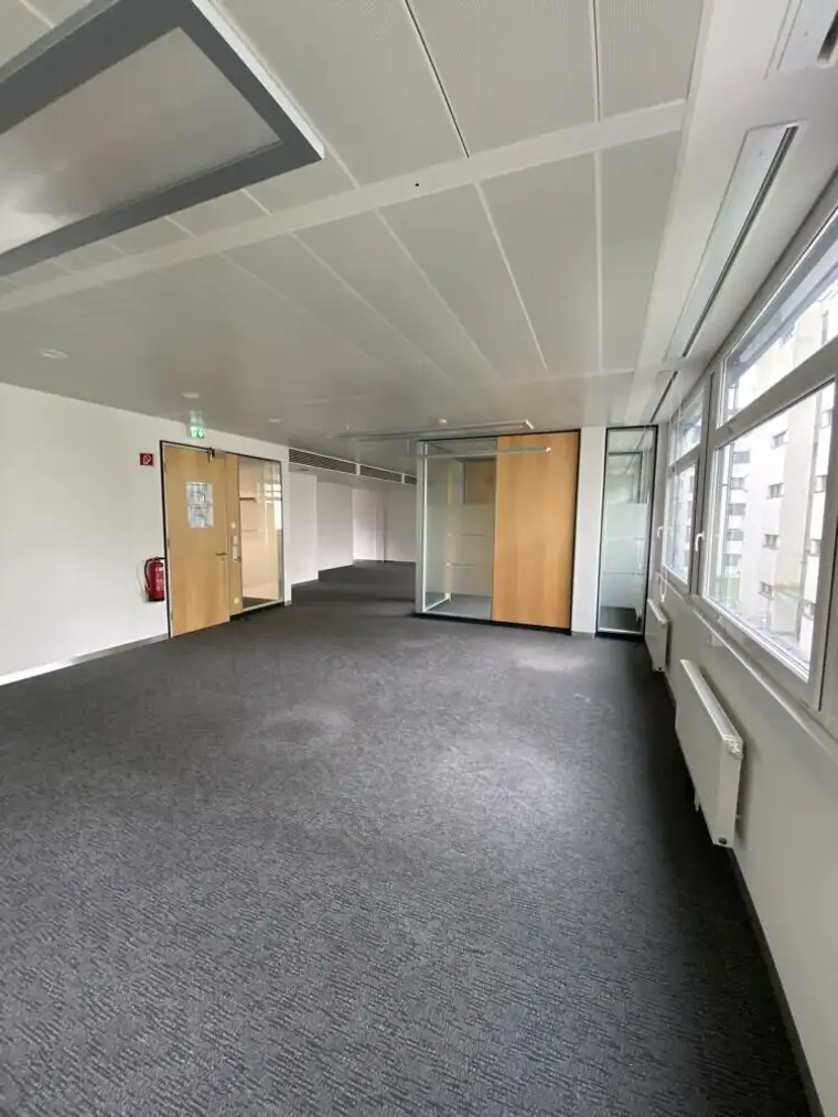5020, Eberhard-Fugger-Straße / Lichtdurchflutete Bürofläche in zentraler Lage