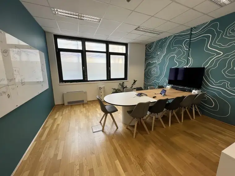 Moderne Bürofläche mit Parkplätzen