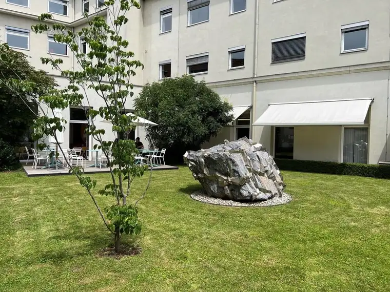 Modernisierte Bürofläche mit Lounge &amp; Parkplätzen