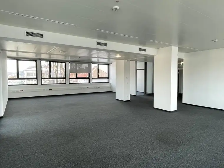 Modernes Büro mit Parkplätzen
