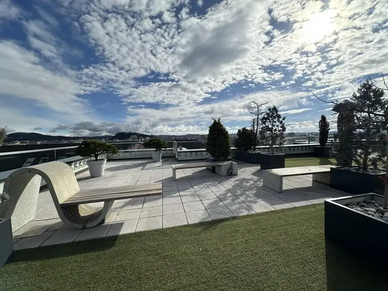 Moderne Büros mit Dachterrasse