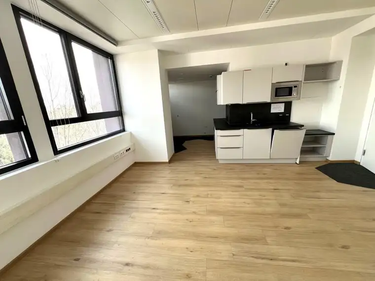 Modernes Büro mit Parkplätzen