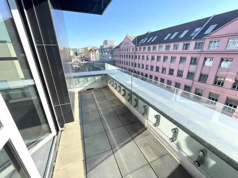Modernes Büro mit eigener Terrasse