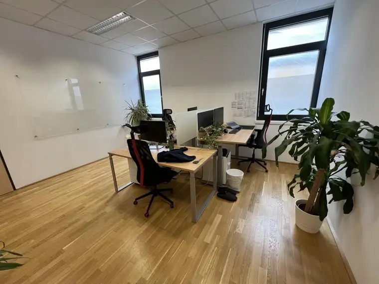 Moderne Bürofläche mit Parkplätzen