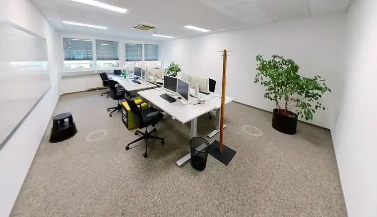 Büro mit Terrasse und Parkplätzen