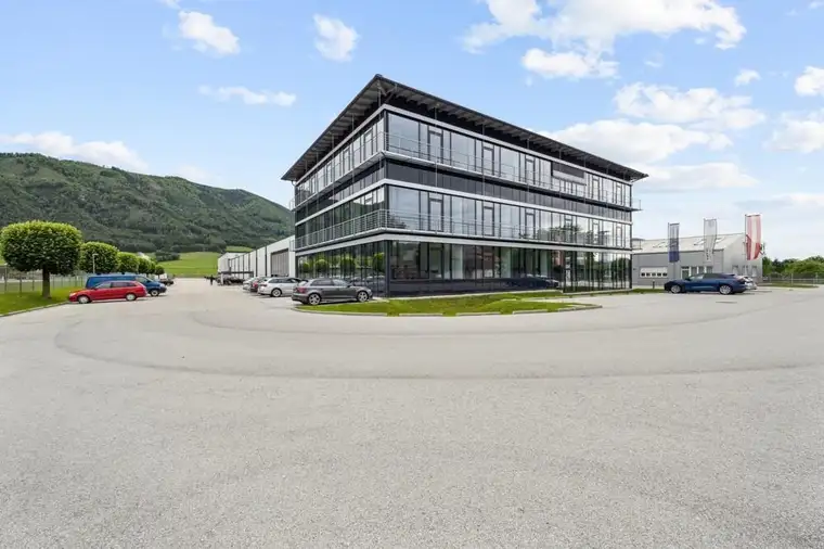 Großzügiges Büro-, Produktions- und Hallengebäude samt Baulandreserve
