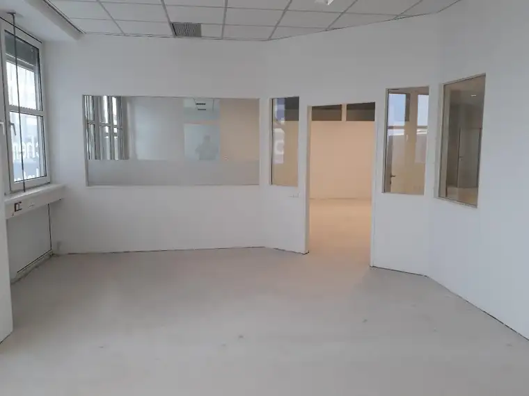 Vollsanierte Büroflächen mit 328 m² im EKZ Klagenfurt provisionsfrei zu vermieten